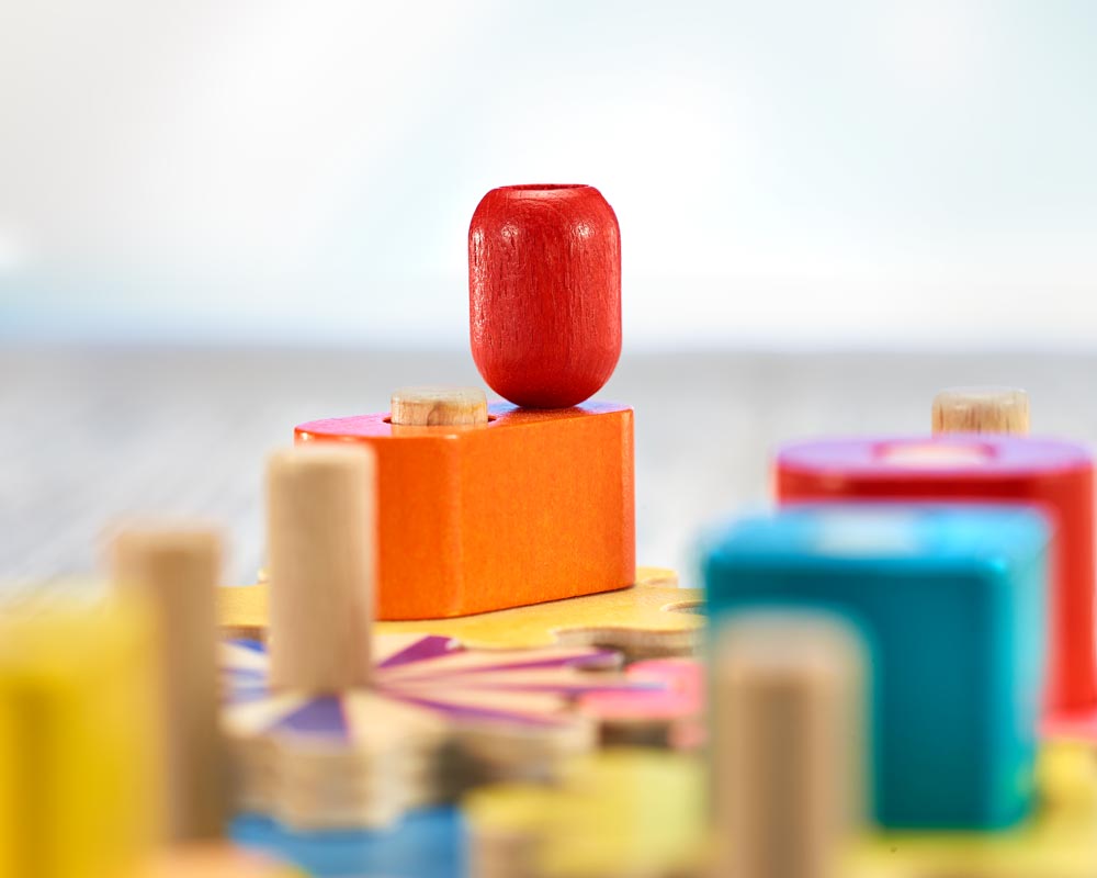 Holz buntes Formensteckspielzeug mit Zahnrädern und verschiedenen Bauklötzchen