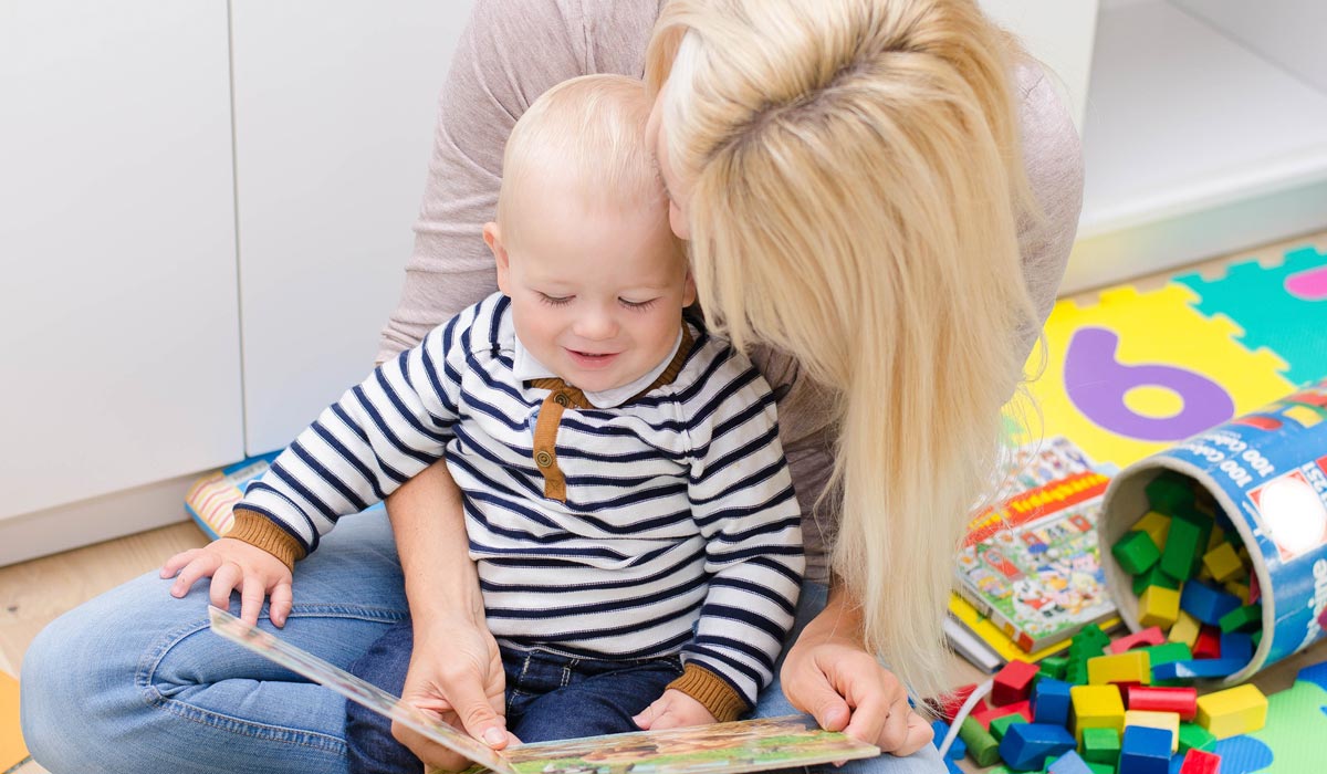 Spiel- und Motorikbücher für Babys, Mutter zeigt ein Buch