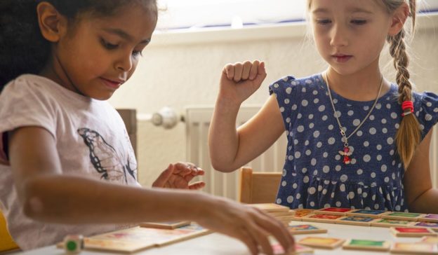 Holzspielzeug kleinkinder kissenklau