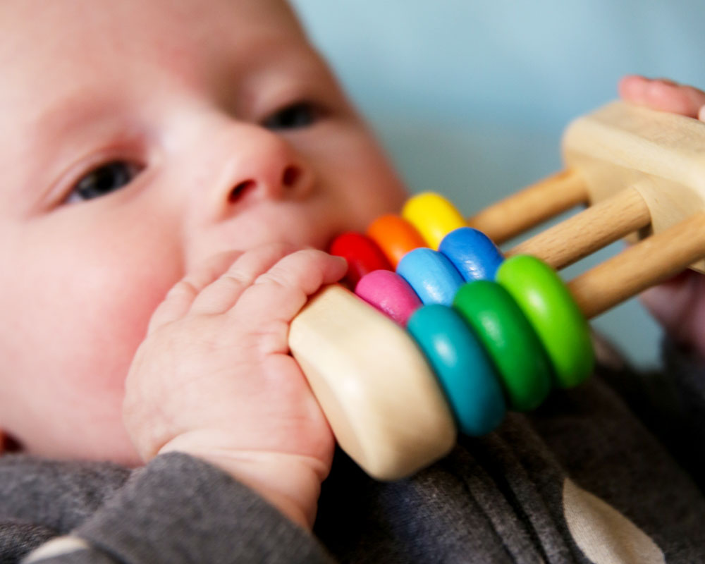 Baby mit Abacus Holzspielzeug von Selecta