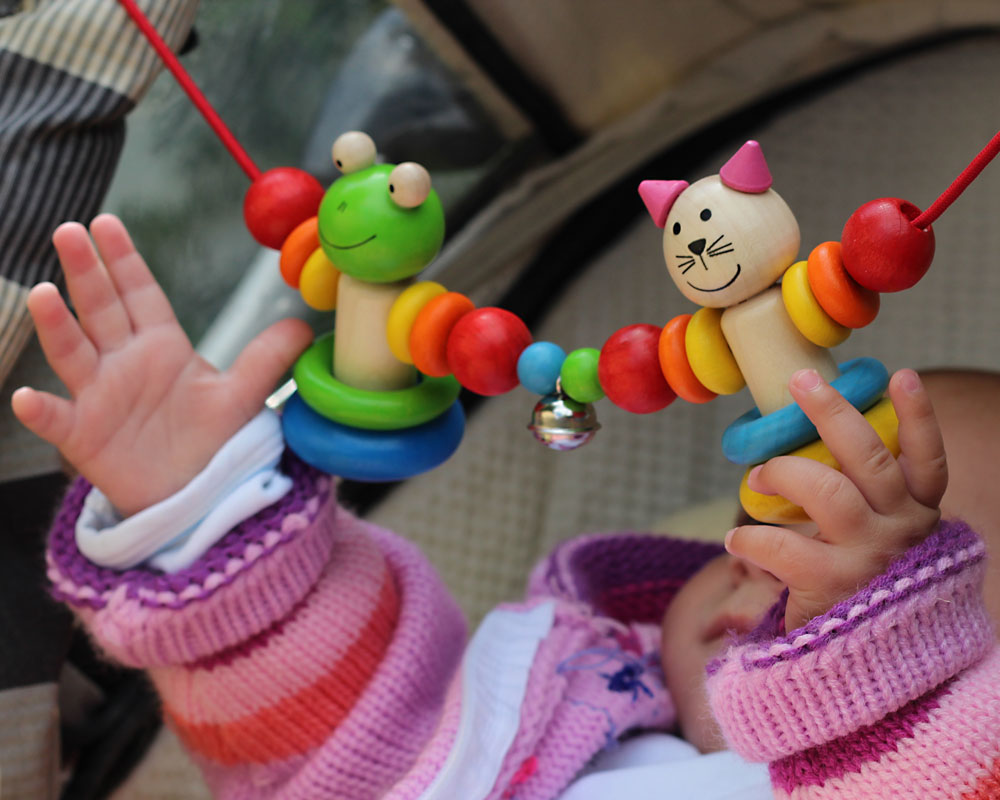 Baby mit Amici Holzspielzeug von Selecta