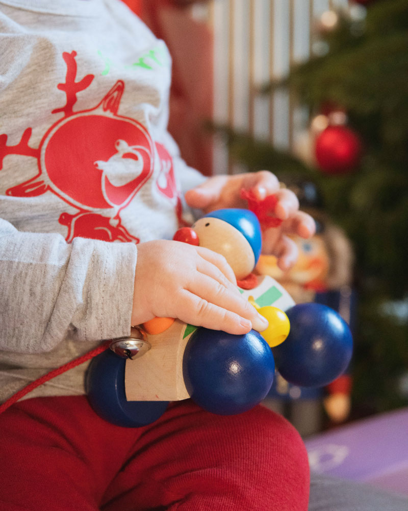 Baby mit Autolino Holzspielzeug von Selecta