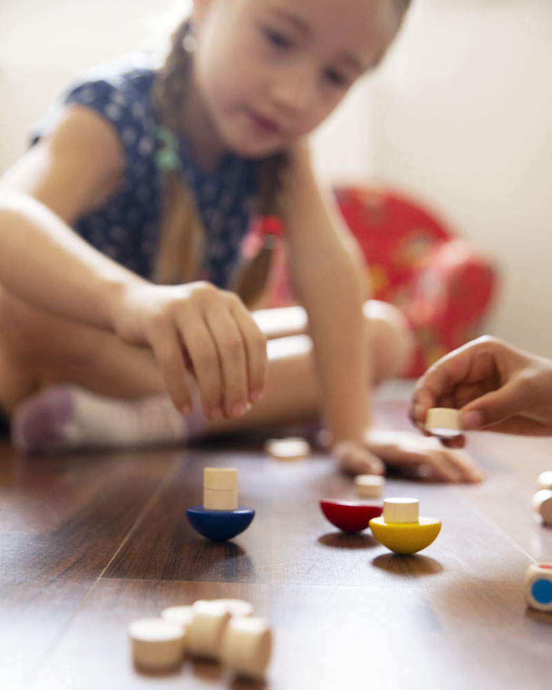 Kind mit Balance Holzspielzeug von Selecta