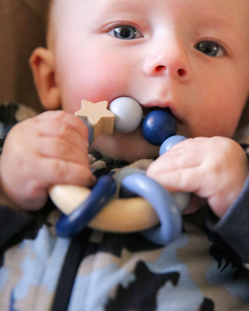 Baby mit Bellybutton Glücksgriff Holzspielzeug blau