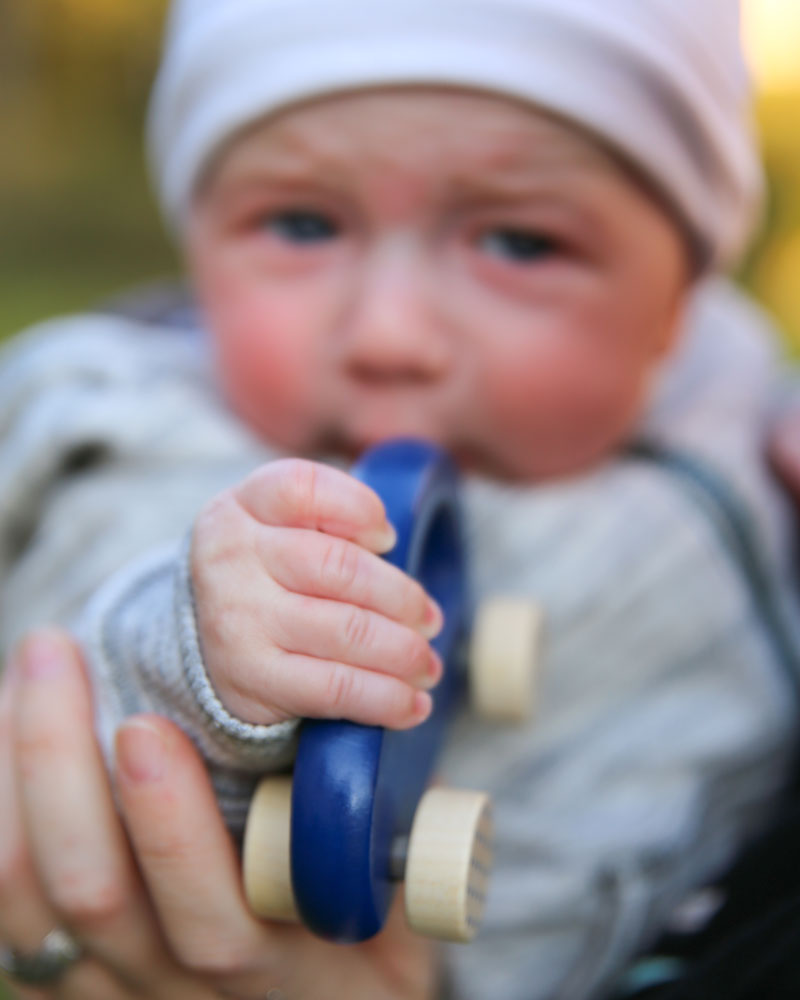 Baby mit Bellybutton kleiner Flitzer blau Holzspielzeug von Selecta