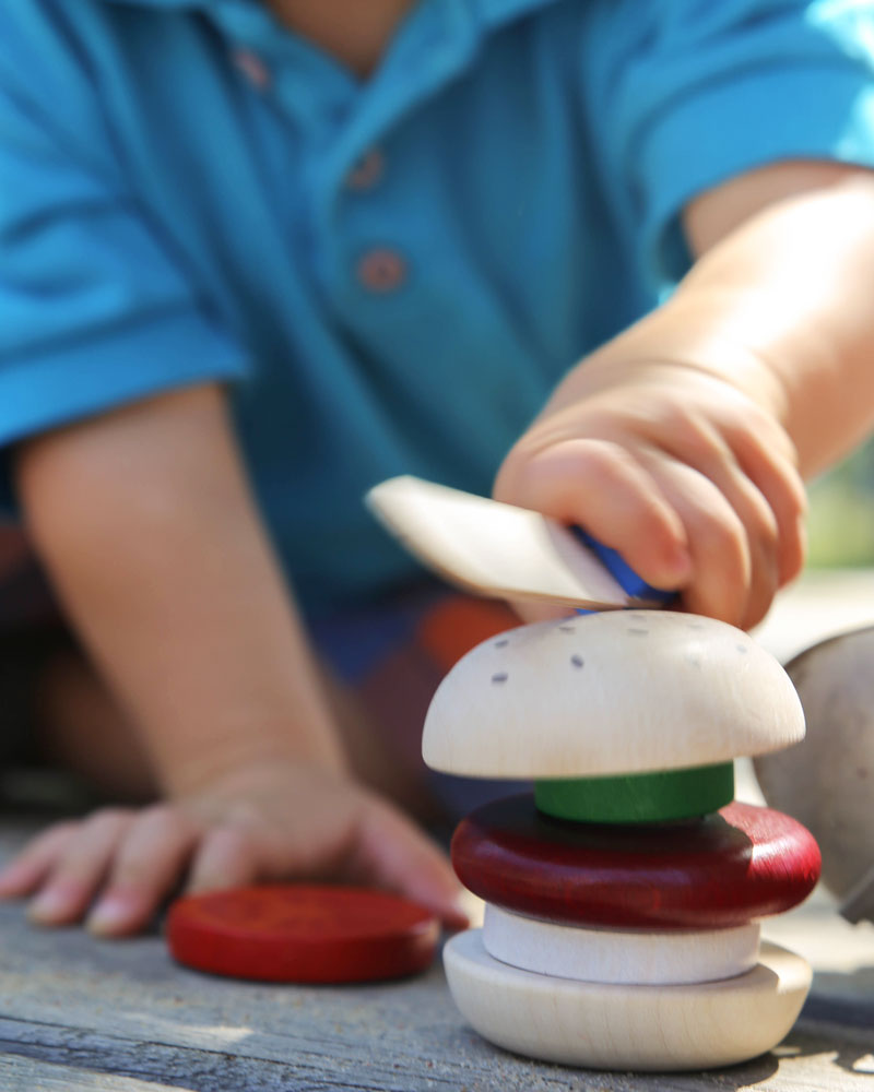 Kleinkind mit Burger Holzspielzeug von Selecta