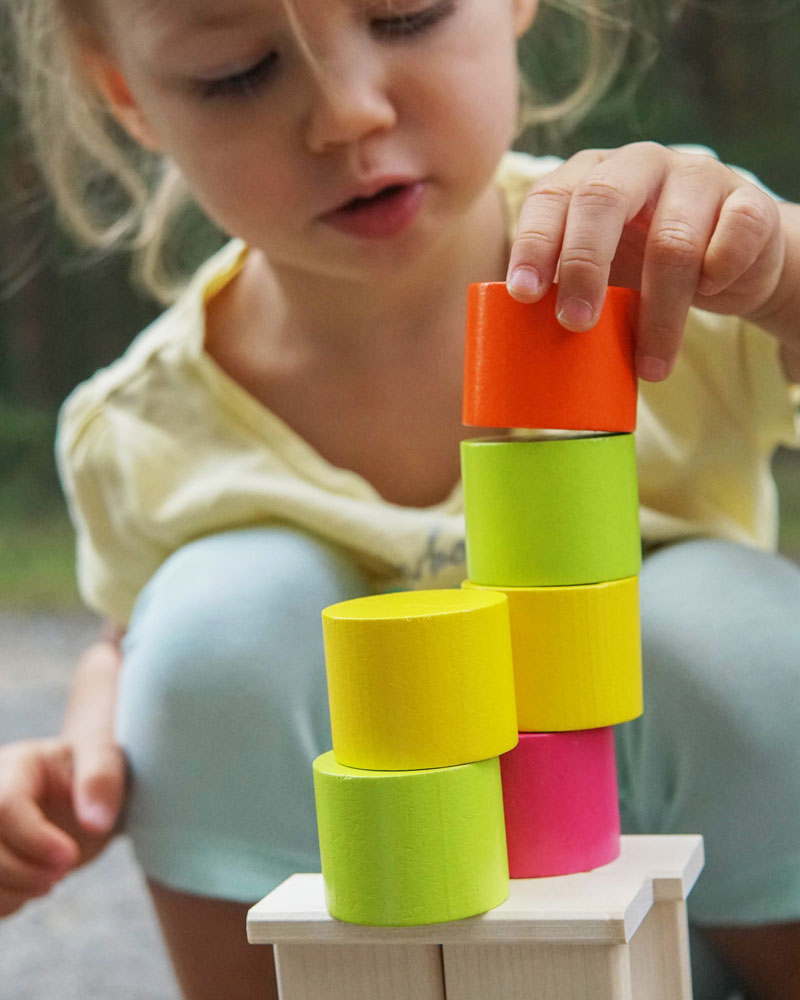 Kind mit Coloro Holzspielzeug von Selecta
