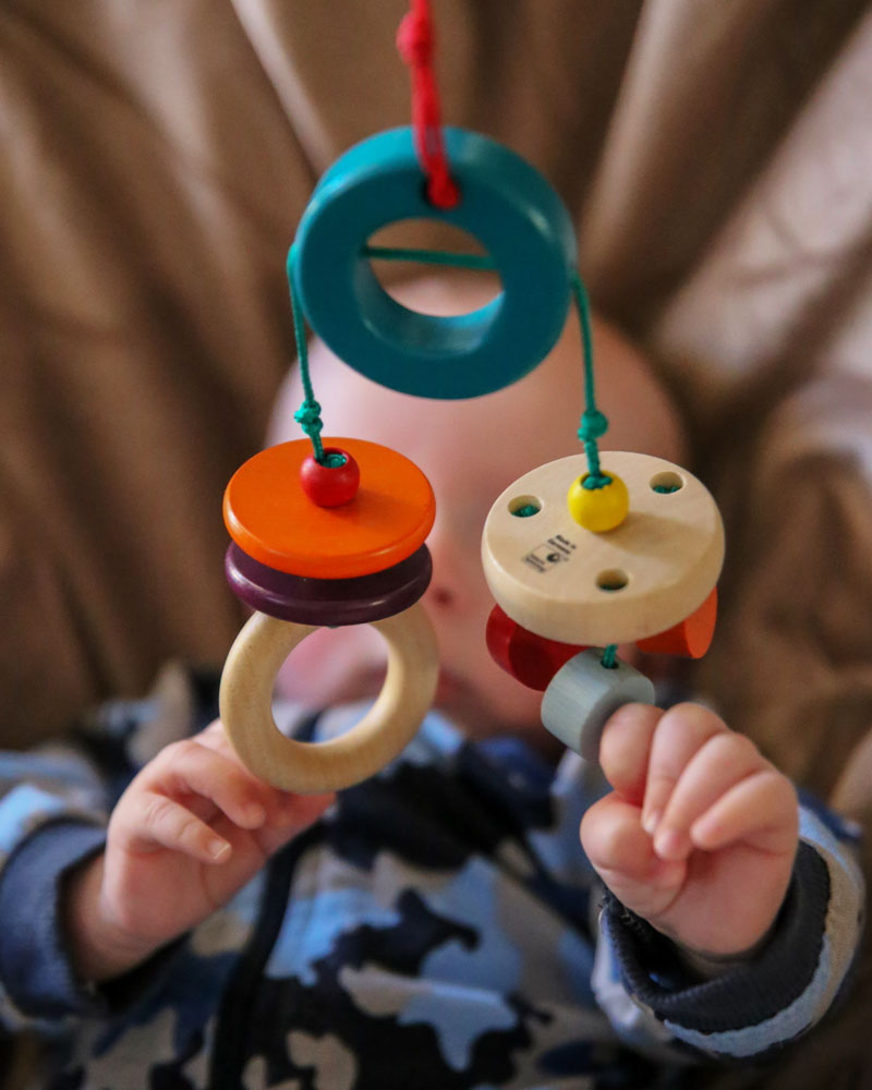 Baby mit Klappadu Holzspielzeug von Selecta