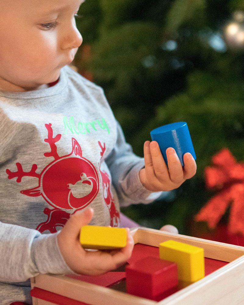 Baby mit Sortierbox Holzspielzeug von Selecta