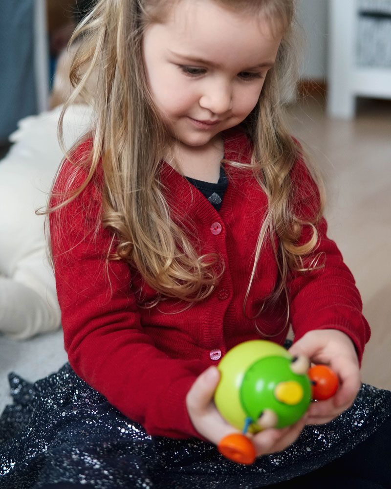 Kind mit Stapelfrosch Pepito Holzspielzeug von Selecta