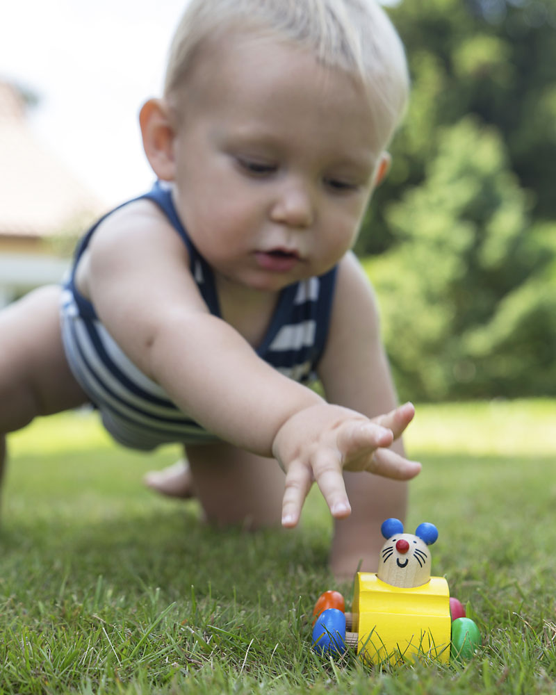 Baby mit Topeto Holzspielzeug von Selecta