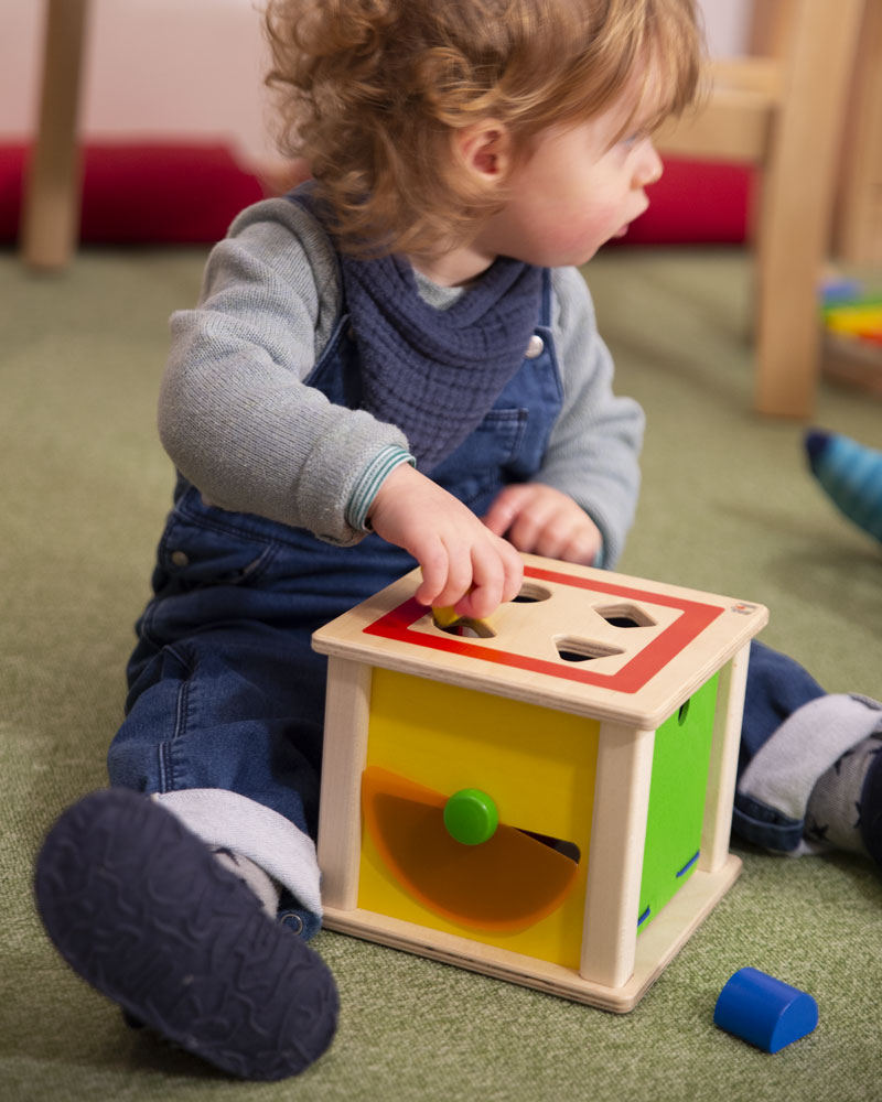 Kleinkind mit Varianto Holzspielzeug von Selecta