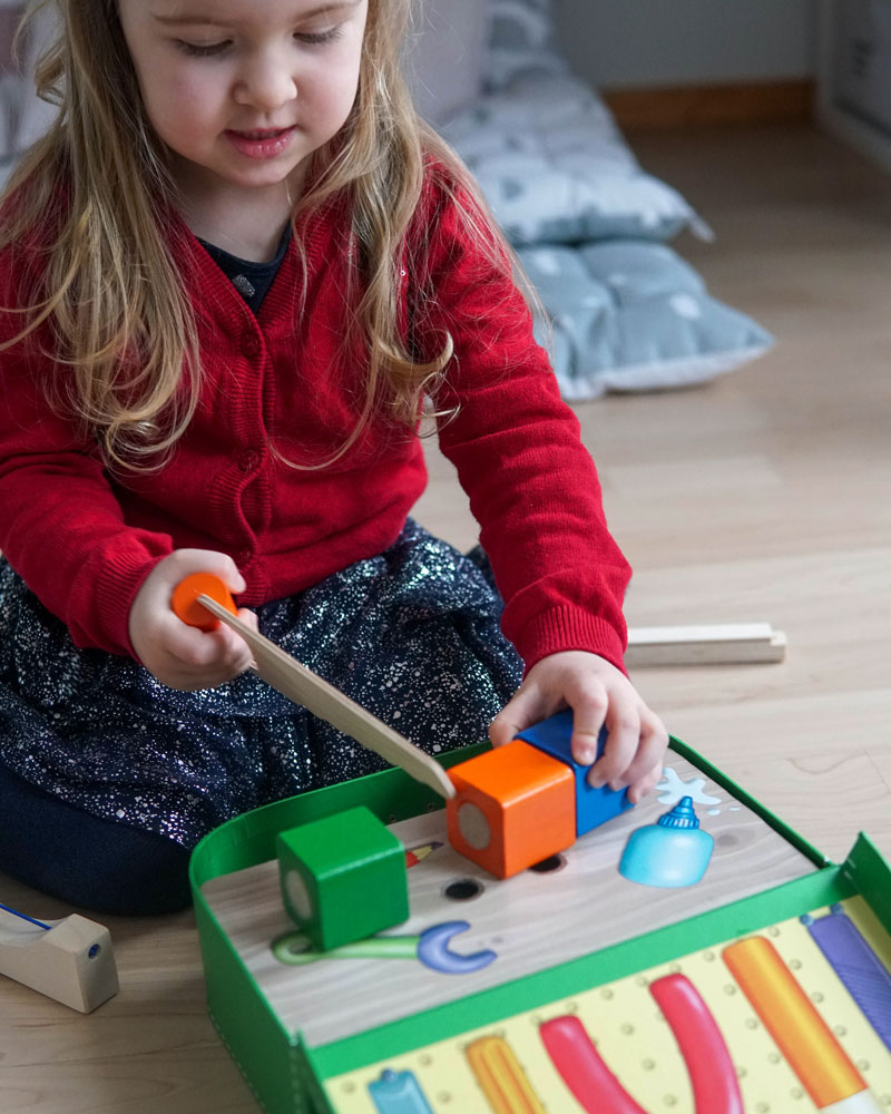 Kind mit Werkzeugkoffer Holzspielzeug von Selecta