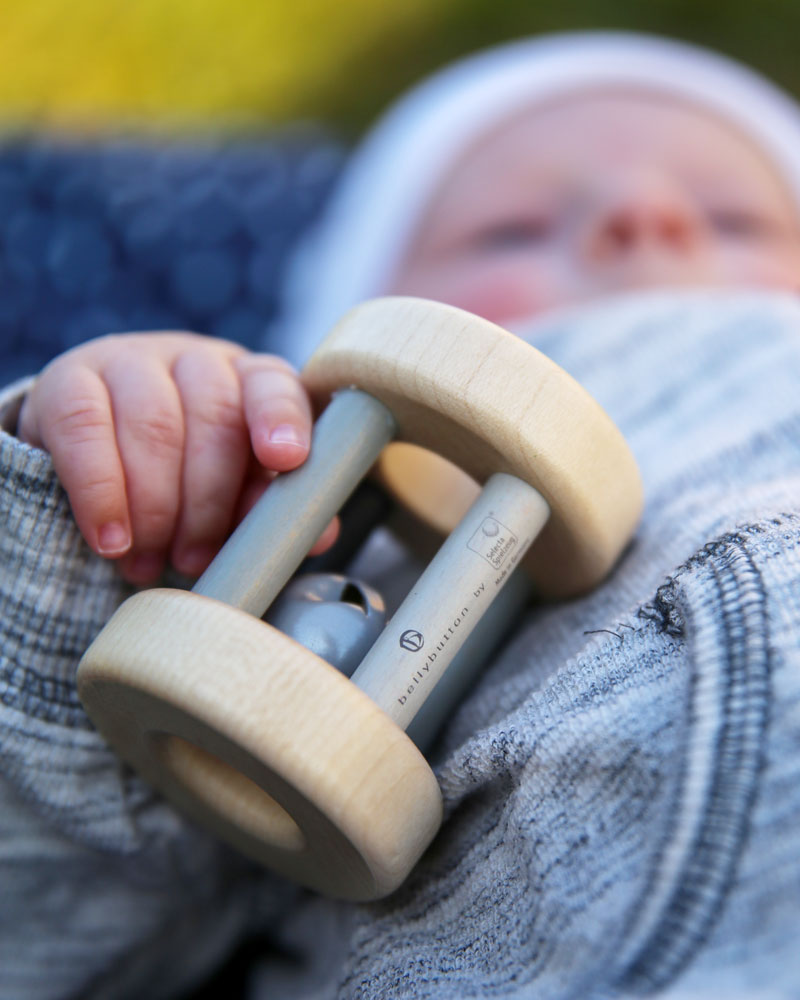 Baby mit Bellybutton Wolkenflitzer Holzspielzeug von Selecta