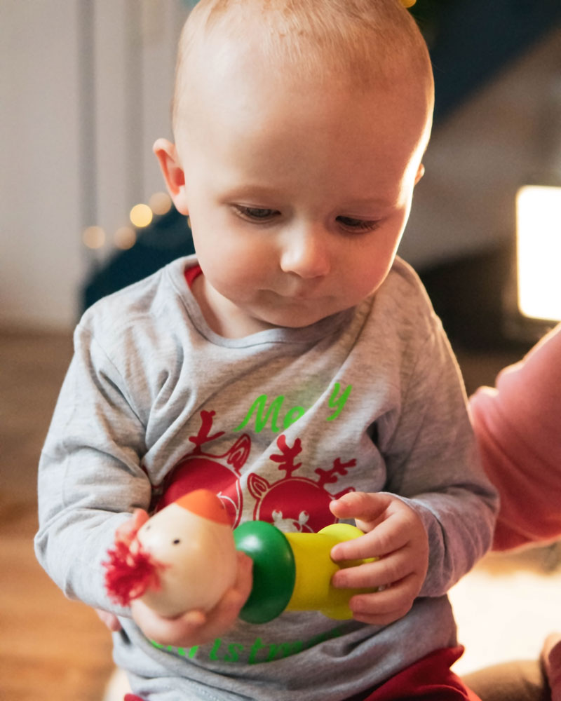 Kleinkind mit Kiri Vogel Holzspielzeug von Selecta