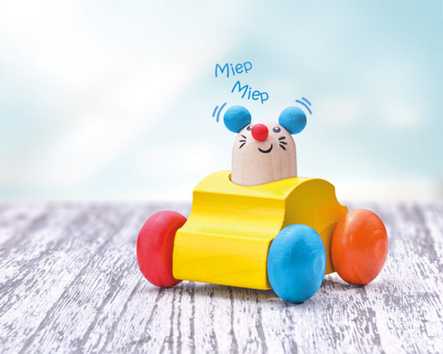Bunte Rollgreifling Maus aus Holz mit Quietsche und Text "Miep miep" darüber.