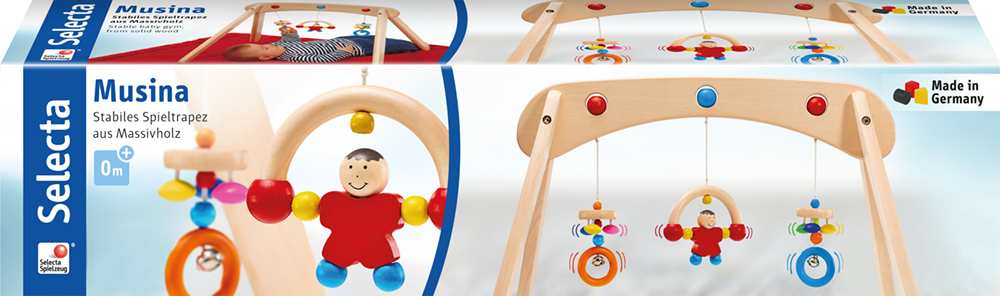 61063_musina-holz-spielzeug-p Musina-Spielmatte aus Holz für Babys mit bunten Hängespielzeugen und einer lächelnden Figur, mit der Aufschrift „Made in Germany“.