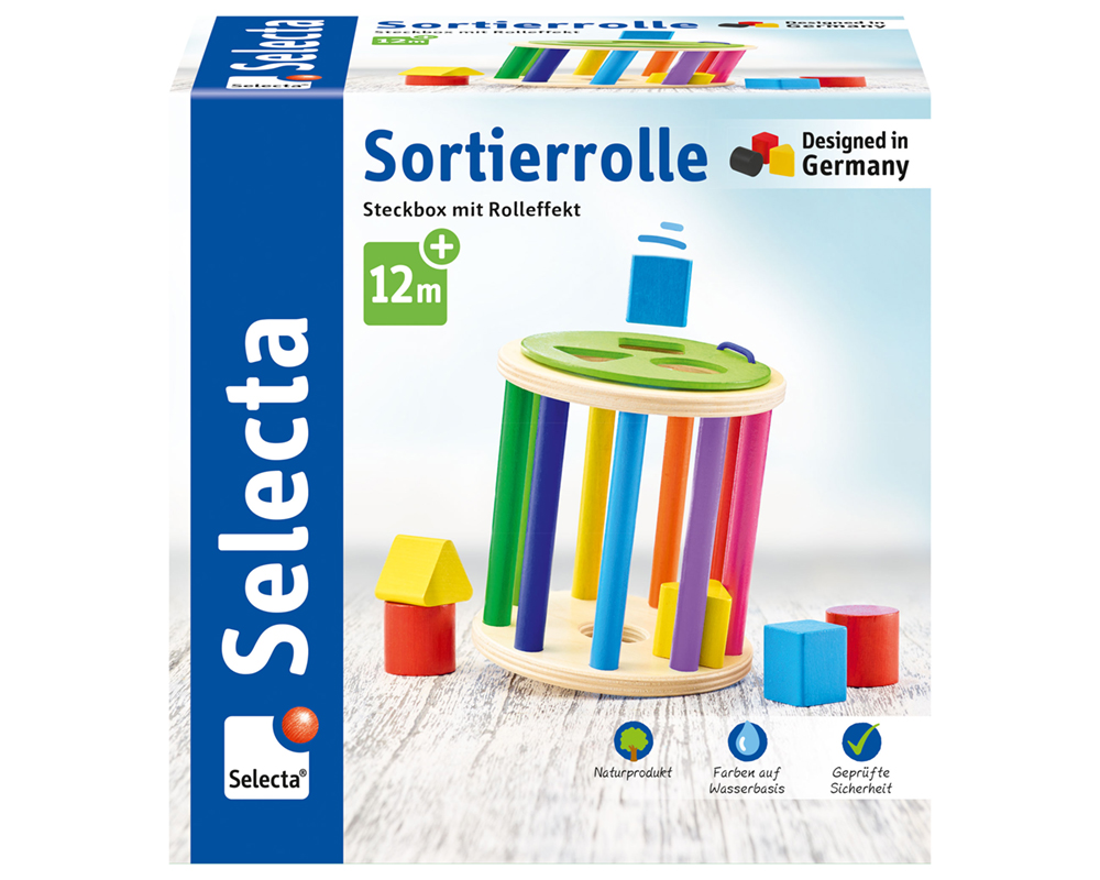 62076_Bauernhof_Klettini_FS50_09_2019 Schachtel mit Selecta Holz Sortierrolle, einem farbenfrohen Holzspielzeug zum Sortieren von Formen für Kinder ab 12 Monaten.