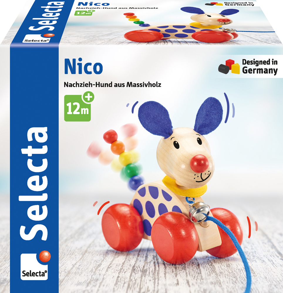 62026_Nico_FS33_042022-RZ Kopie Verpackung für ein „Holz Nachziehtier Hund“-Ziehspielzeug, geeignet ab 12 Monaten, hergestellt in Deutschland.