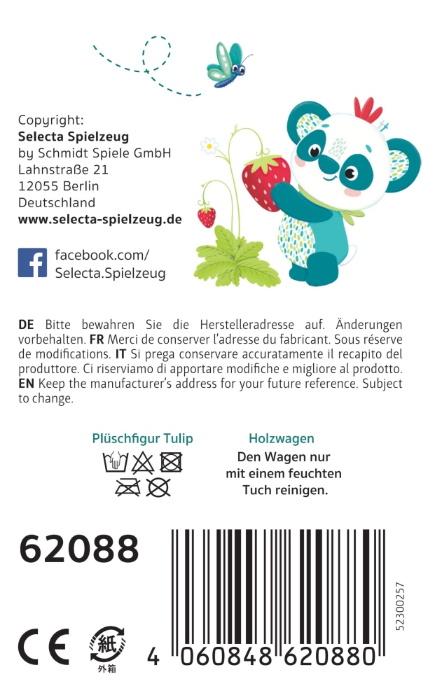62088_tulip-nachziehwagen-holz-spielzeug-p-bottom Ein blau-weißer Cartoon-Bär mit Erdbeeren auf einem Nachziehwagen, daneben Produktinformationen, Barcode, Schmetterling.