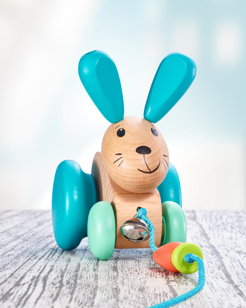 Henny Hoppel bunter Nachzieh-Hase aus Holz mit Glocke.