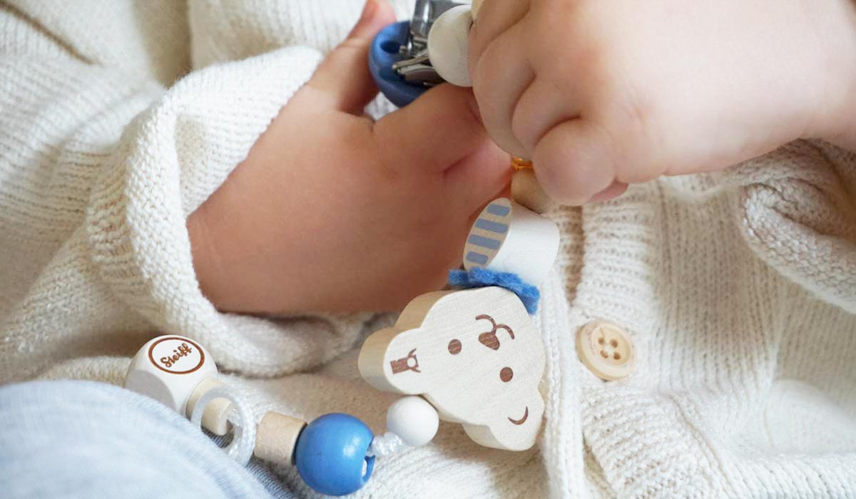 Steiff Schnullerkette Teddybär in blau aus Holz