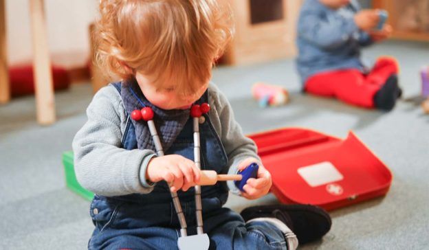 Geschlechtersensible Pädagogik: Kleinkind mit Arztkoffer – das interessiert alle Kinder