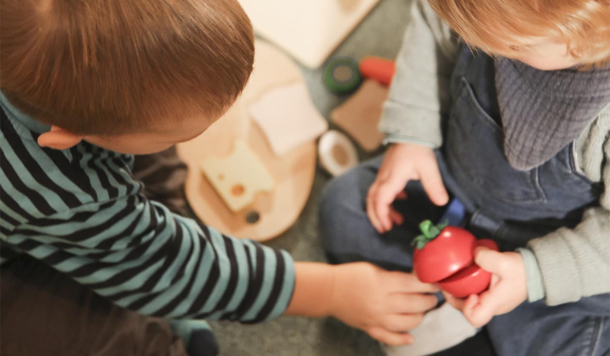 Zwei Kleinkinder beim Spielen