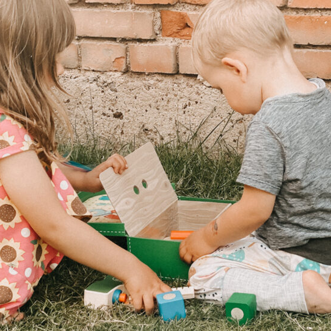 Geschwisterspielzeug Gemeinsam Spielen, Wachsen und Lernen: Werkzeugkoffer von Selecta®