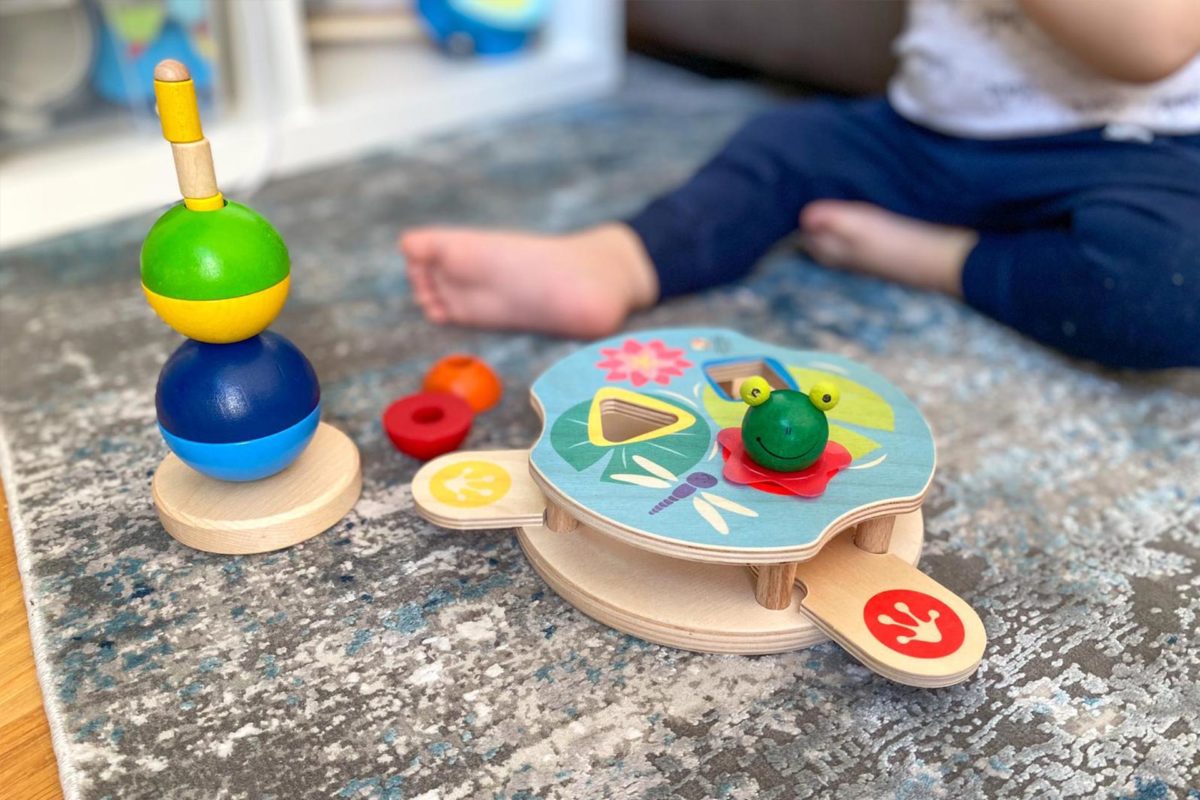Schönes Mädchen Mit Bunten Strümpfen Spielt Mit Ihrem Lieblingsspielzeug Schönes Mädchen Mit Bunten Strümpfen Spielt Mit Ihrem Lieblingsspielzeug