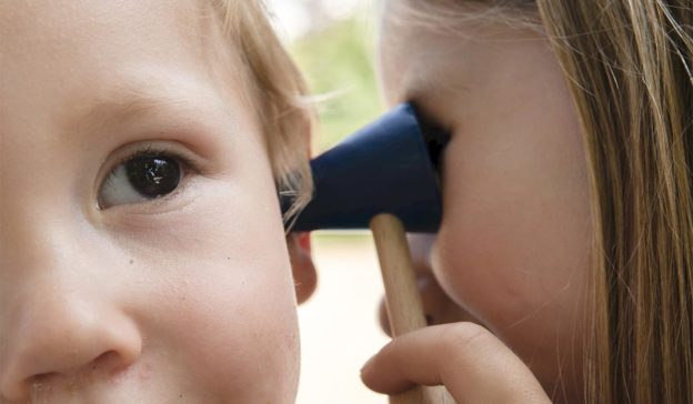 Kinder spielen mit Arztkoffer von Selecta© – Sozialverhalten lernen Kinder Rollenspielenspiel