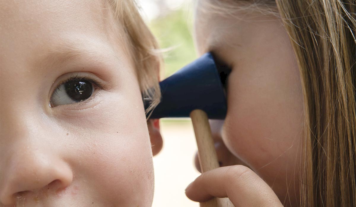 Kinder spielen mit Arztkoffer von Selecta© – Sozialverhalten lernen Kinder Rollenspielenspiel